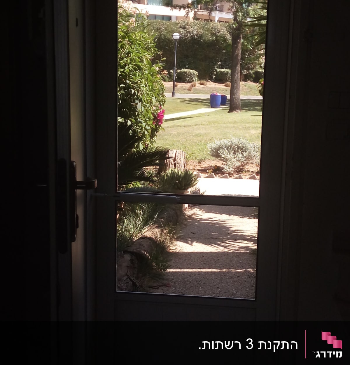 דלת אלומיניום עם ידית מתכת